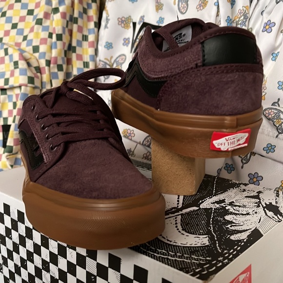 Vans Men’s Chukka Low Sid
Port/Gum
VN0A5KQZK10
Sneakers - Picture 11 of 16
